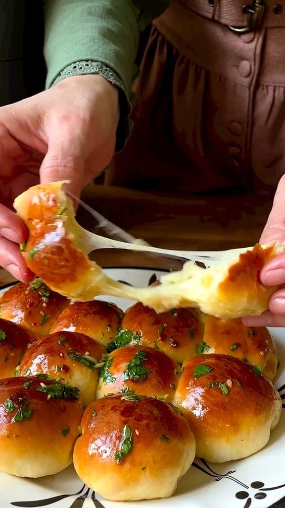 МИНИ ПОАЧА.(турецкая кухня).ИНГРЕДИЕНТЫ:350 гр муки15 г сахара7 г соли7 г сухих дрожжей1 яйцо160 г ...