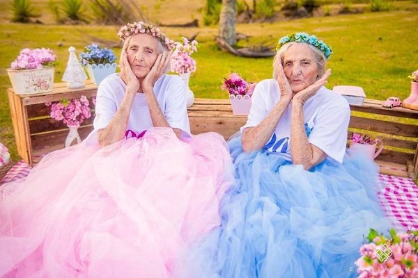 Сестры-близнецы из Бразилии отметили свой 100-ый день рождения милой фотосессией. - 2