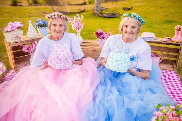 Сестры-близнецы из Бразилии отметили свой 100-ый день рождения милой фотосессией. - 4