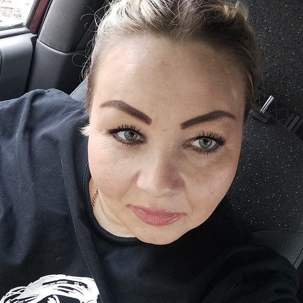 женщина Анастасия с яркой улыбкой, выглядит жизнерадостно