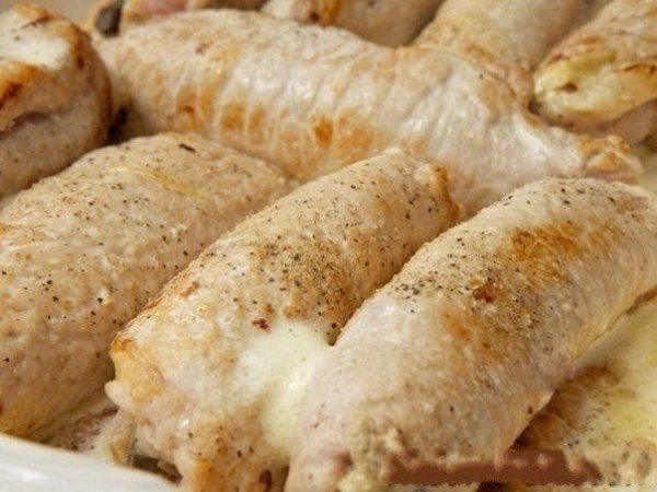 Рулетики мясные к праздничному столу.Ингредиенты:Свиное филе - 700 г.Грибы - 500 г.Лук репчатый - 2 ...