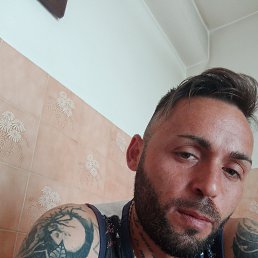 Alex, 32, 