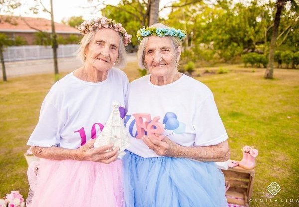 Сестры-близнецы из Бразилии отметили свой 100-ый день рождения милой фотосессией. - 5