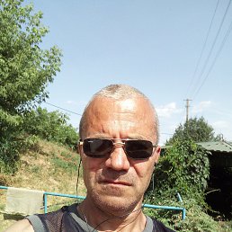 Valentin, 48, 