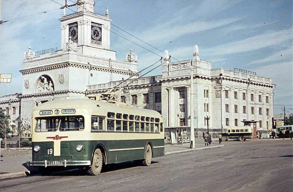 Сталинград (Волгоград). Троллейбус на вокзальной площади. Июнь 1961 г. Автор фото: Вольфганг Шрейнер
