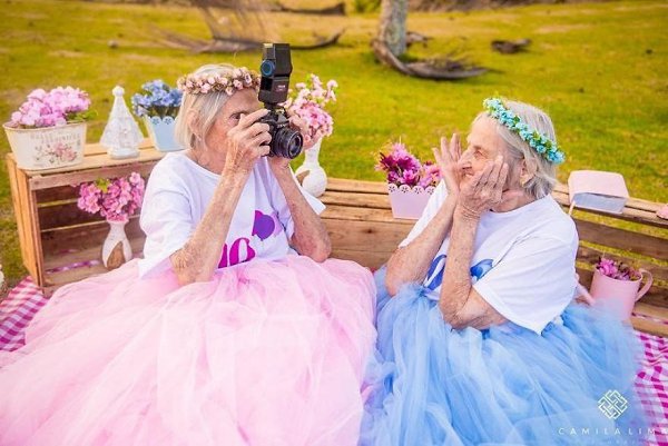 Сестры-близнецы из Бразилии отметили свой 100-ый день рождения милой фотосессией. - 6