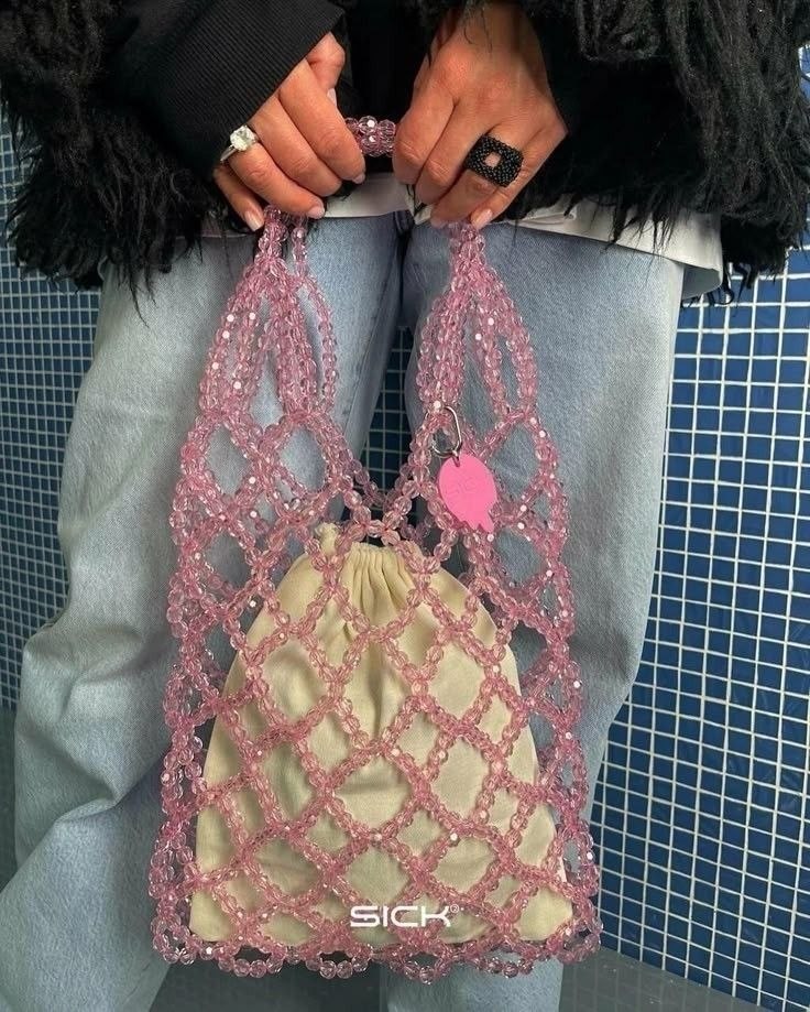 Сумки из бусин — это стильный аксессуар, который сочетает в себе ретро-очарование и современную ... - 2