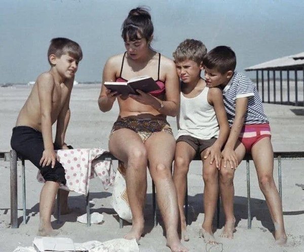 Воспитательница детского санатория читает детям книгу на пляже Анапы. 70 е