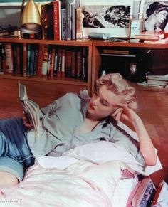 Книжная полка Монро была чрезвычайно впечатляющей. На момент ее смерти ей принадлежало более 400 ...