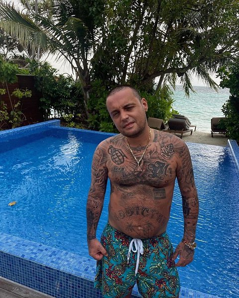 Гуф, 44-летний рэпер, похудел и выглядит моложе. Ещё недавно он был полным, а теперь его фигура ... - 2