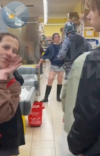 Посетительница устроила скандал: кричала и плюнула в лицо ребенку. Персонал вызвал сотрудников ... - 2