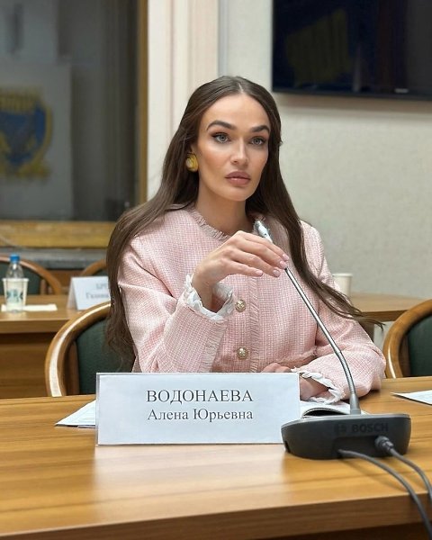 Алёна Водонаева, известная участница проекта «Дом-2», приняла участие в заседании Государственной ...