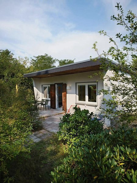 Летний домик с настроением Калифорнии — под Берлином.Дом площадью 30 м, построенный в 1960-х, ...