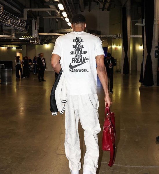Яннис Адетокумбо в Плей-офф 2025 года: 30.4 PPG 14.4 RPG 5.6 APG