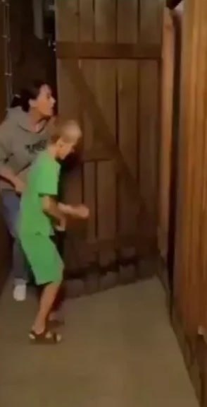 Австралийская семья, которая снимала на видео свой загородный дом для продажи, обнаружила ужасную ... - 2