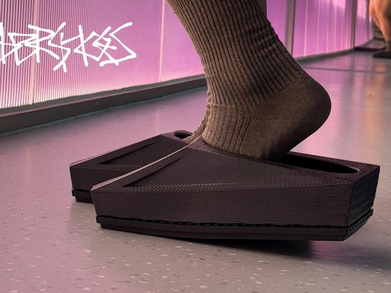    CyberShoes -    CyberTruck. -  -  ...