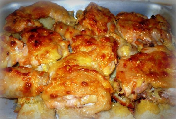 КУРИЦА,ЗАПЕЧЁННАЯ НА ХЛЕБЕ. Хлеб, на который выкладывается курица, пропитывается её соком и ...