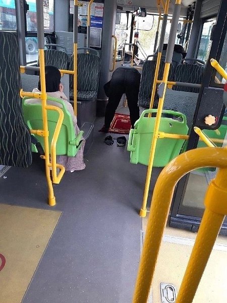 Прямо при людях остановил работу и принялся за ритуал. Данный гражданин поразил народ своей ...