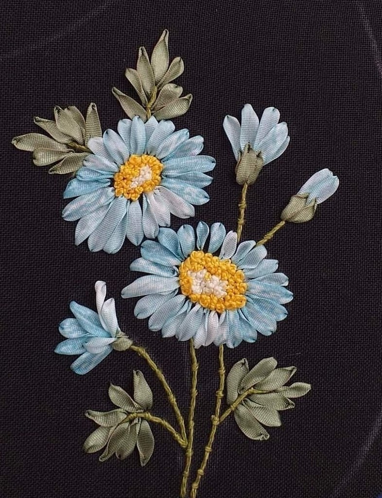 Вышивка лентами — одно из самых утончённых направлений в рукоделии. Она сочетает в себе фактуру ... - 2