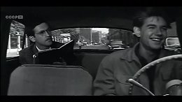 Зелёный огонёк 1964Кинокомедия о буднях никогда не унывающего молодого водителя такси Сергея Никитина, который, поступив на работу в таксомоторный парк, получает 'на пробу' списанный за не...