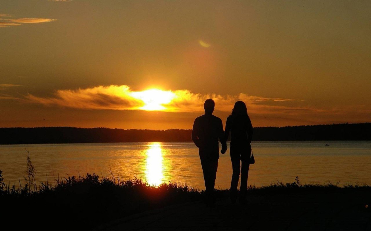 О ваших отношениях должны знать только вы двое. Будет меньше лишних ушей, лишних глаз, лишних ...