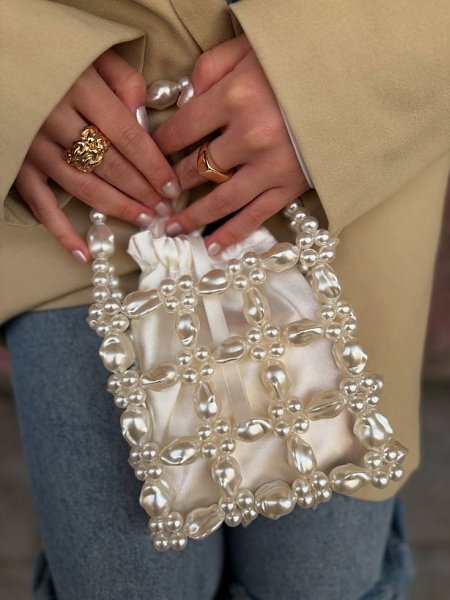 Сумки из бусин — это стильный аксессуар, который сочетает в себе ретро-очарование и современную ... - 5