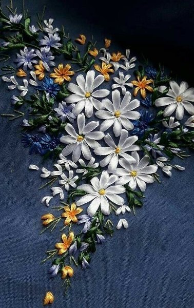 Вышивка лентами — одно из самых утончённых направлений в рукоделии. Она сочетает в себе фактуру ... - 4