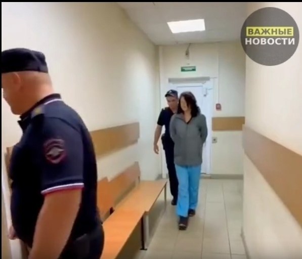 Девушку взяли под стражу после того, как она родила в подъезде, перегрызла пуповину и оставила ... - 2