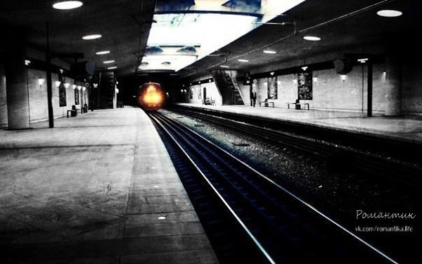 Сегодня в метро мне шепнули: - На следующей выйди! Там счастье сегодня Даёт кто-то в сером плаще... ...