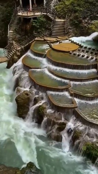 Водопад, словно из сказки: магия каньона Тенггер. Каскадный водопад плавно спускается по ступеням, ... - 2