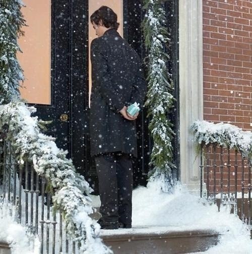 Я до сих пор так и не понял, зачем люди подолгу сердятся друг на друга. Жизнь и так непростительно ...