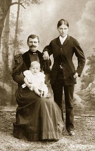 :) До наших дней дошли фотографии английских семейных пар XIX века, которые по какой-то причине ...
