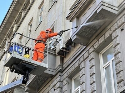 В столице началась весенняя уборка фасадов зданий. Городские службы в первую очередь сосредоточены ...
