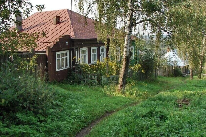 Машину она вела уверенно, ехала в родную деревню, в родительский дом. Провести здесь отпуск решила ...