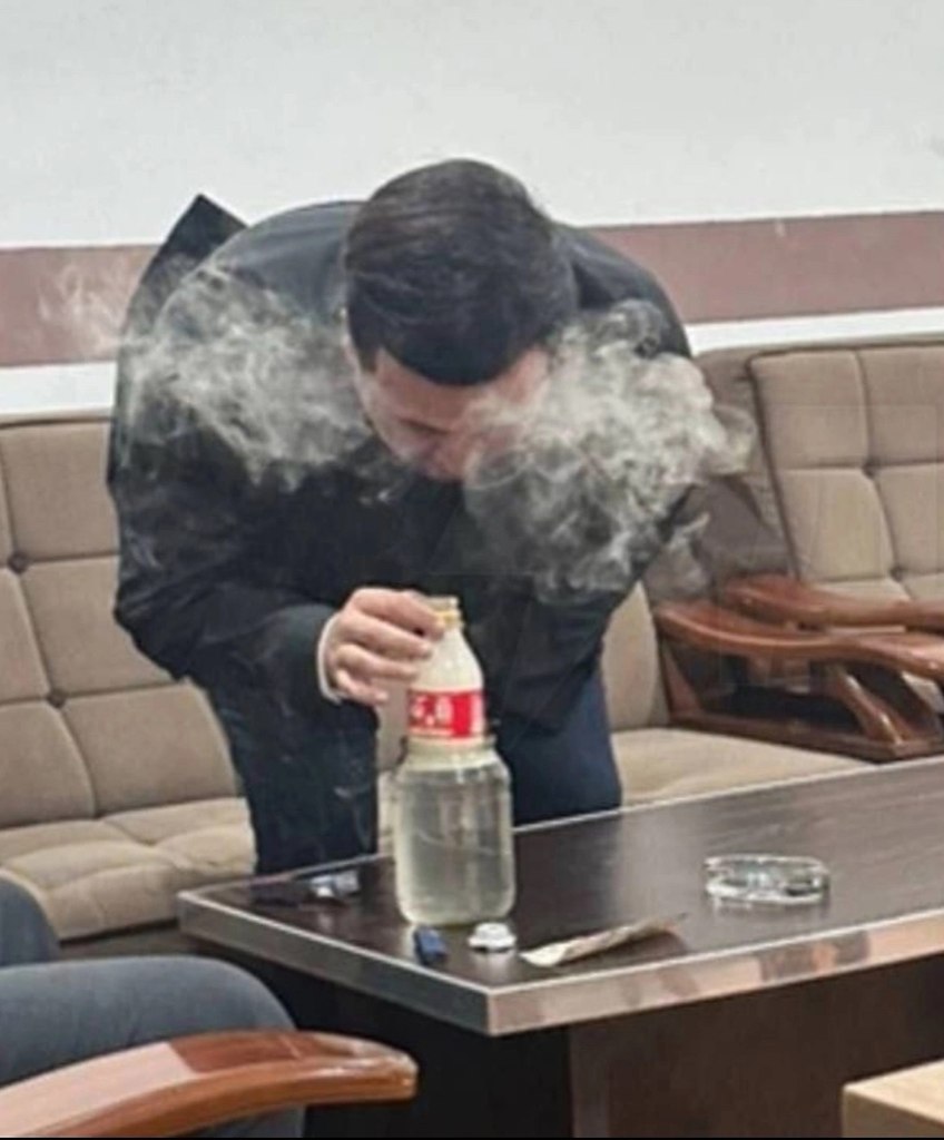 Чиновник, который в расслабленной атмосфере курил бульбулятор прямо во время работы, вызвал бурю ...