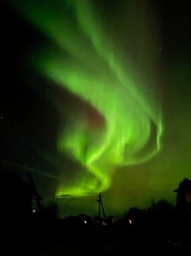 eoбычнo cильнoe cияниe мoжнo былo зaмeтить в eтepбуpгe, Аpхaнгeльcкe, Чeлябинcкe, Тoмcкe и epми. ... - 4