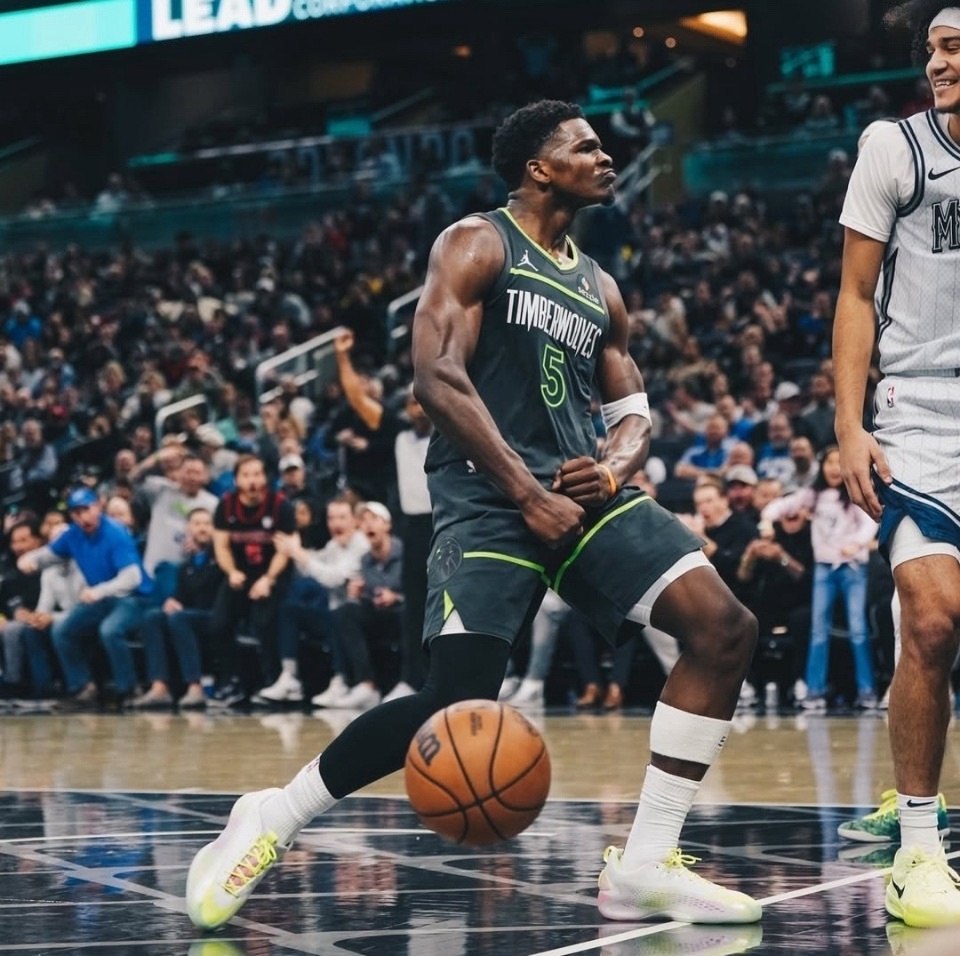     1-  2025 : 31.4 PPG 6.0 RPG 5.5 APG 43.0 3PT%