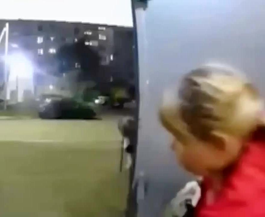 Собака напала на школьницу и разорвала ей руку в Омске. Хозяйка вывела бойцовского пса без ... - 2