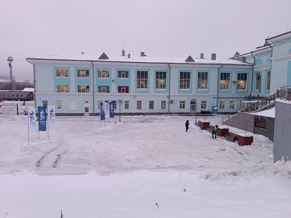 У вокзала убрали детскую площадку, которая простояла там пару месяцев.Теперь там стоят флаги. ... - 2