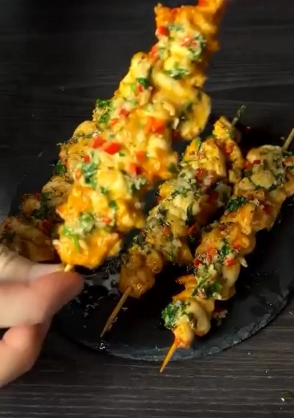 Куриные шашлычки с чесночным соусом. Нам понадобится: Куриная грудка 2 шт. Растит масло 2 ст.л. ...