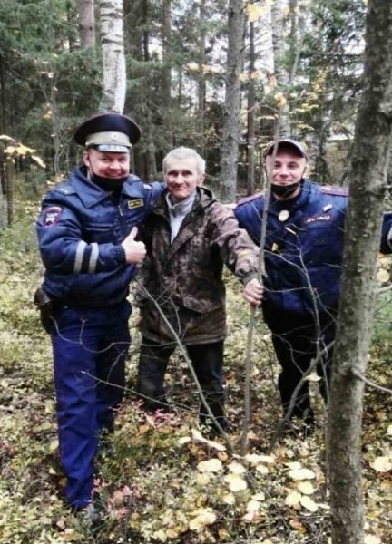 Пожилой житель Камчатки, грибник, во время сбора грибов провалился в яму. Там он обнаружил почти ...