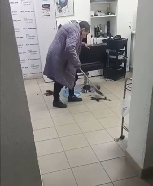 В Перми в социальных сетях распространилось видео, на котором видно, как мастер парикмахерского ... - 2
