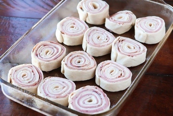 Всего 3 ингредиента: ветчина, сыр и слоёное тесто - 4