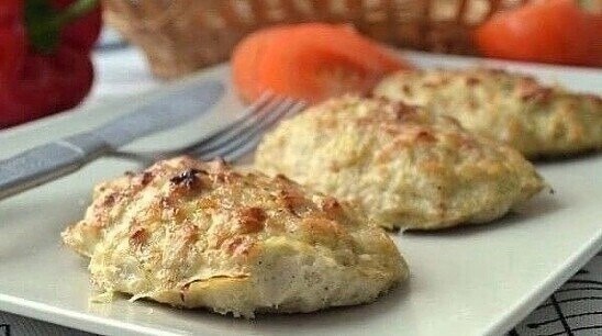 КОТЛЕТЫ ИЗ КУРИЦЫ В ДУХОВКЕ. На 100 гр - 143 ккал Б/Ж/У - 26/3/3 Ингредиенты: Куриное филе - 400 гр. ...