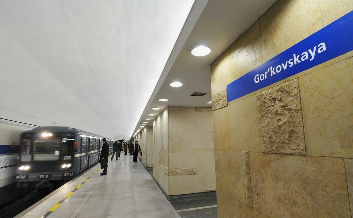 Метро «Горьковская» сегодня недоступна для пассажиров, поезда следуют без остановки. Вестибюль ...
