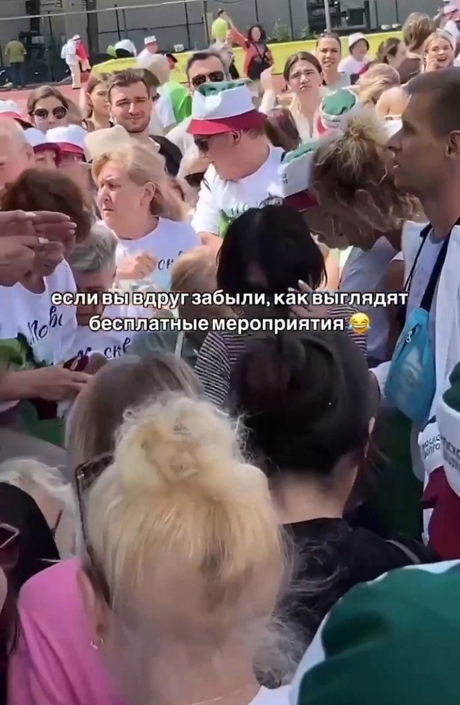 В Москве на массовой тренировке по йоге организаторы пообещали раздать всем участникам бесплатные ...