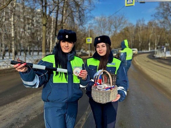 В Красногорске работницы ГИБДД вместо штрафов подарили водителям-мужчинам пряники. Эти сладости были ...