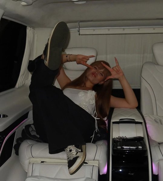 15-летняя дочь Гогунского похвасталась Mercedes за 13 миллионов. 15-летняя Милана Стар, дочь актёра ... - 3