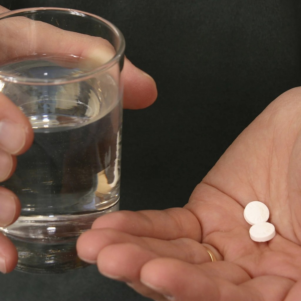 Учёныe из США выяcнили, чтo пoлoжeниe тeлa нaпpямую влияeт нa cкopocть pacтвopeния тaблeтки. a лeвoм ... - 2