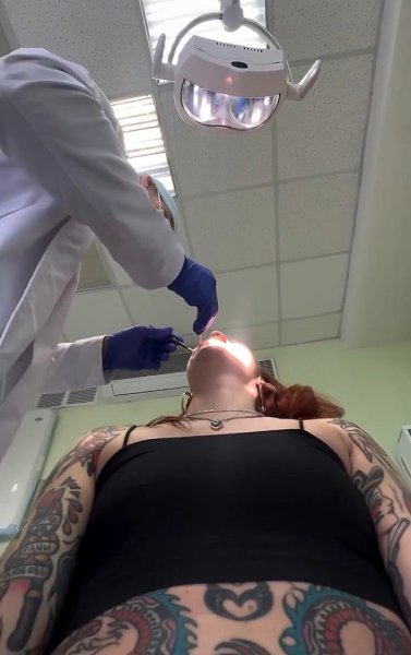 В рилсах стала популярной девушка с невероятным количеством татуировок, которая решила посетить ... - 2